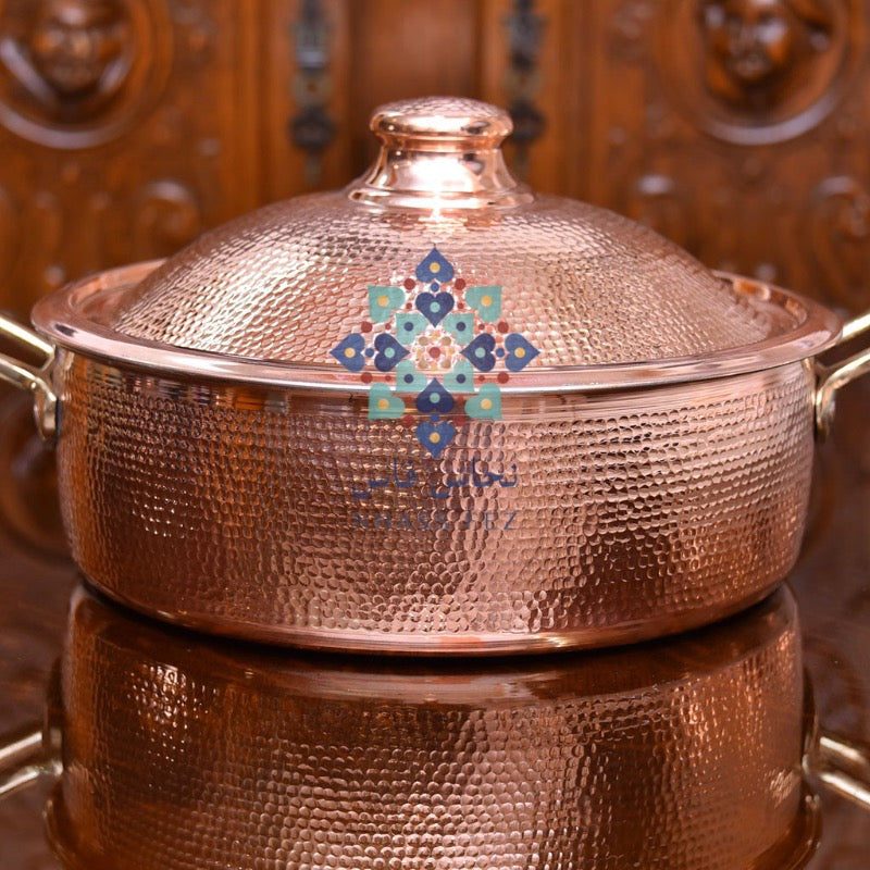 Tajine oriental en cuivre ou laiton avec son couvercle gravé XXe L6829 Tajine oriental en cuivre ou laiton avec son couvercle gravé XXe L6829