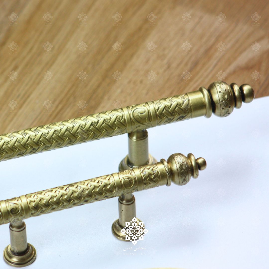 ORNEA - Poignée en Laiton Massif avec Motifs en Relief Vernis 28cm - NHASSFES