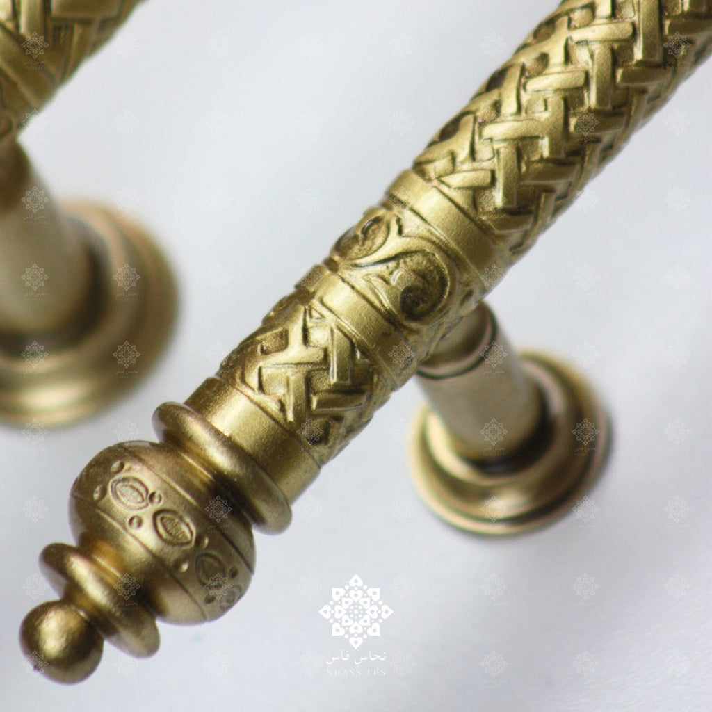 ORNEA - Poignée en Laiton Massif avec Motifs en Relief Vernis 28cm - NHASSFES