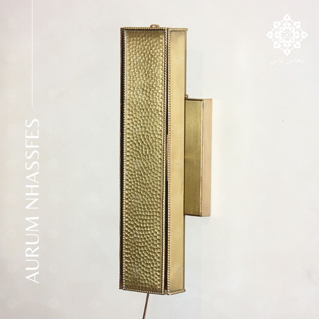 AURUM - Wall Lamp in Hammered Varnished Brass