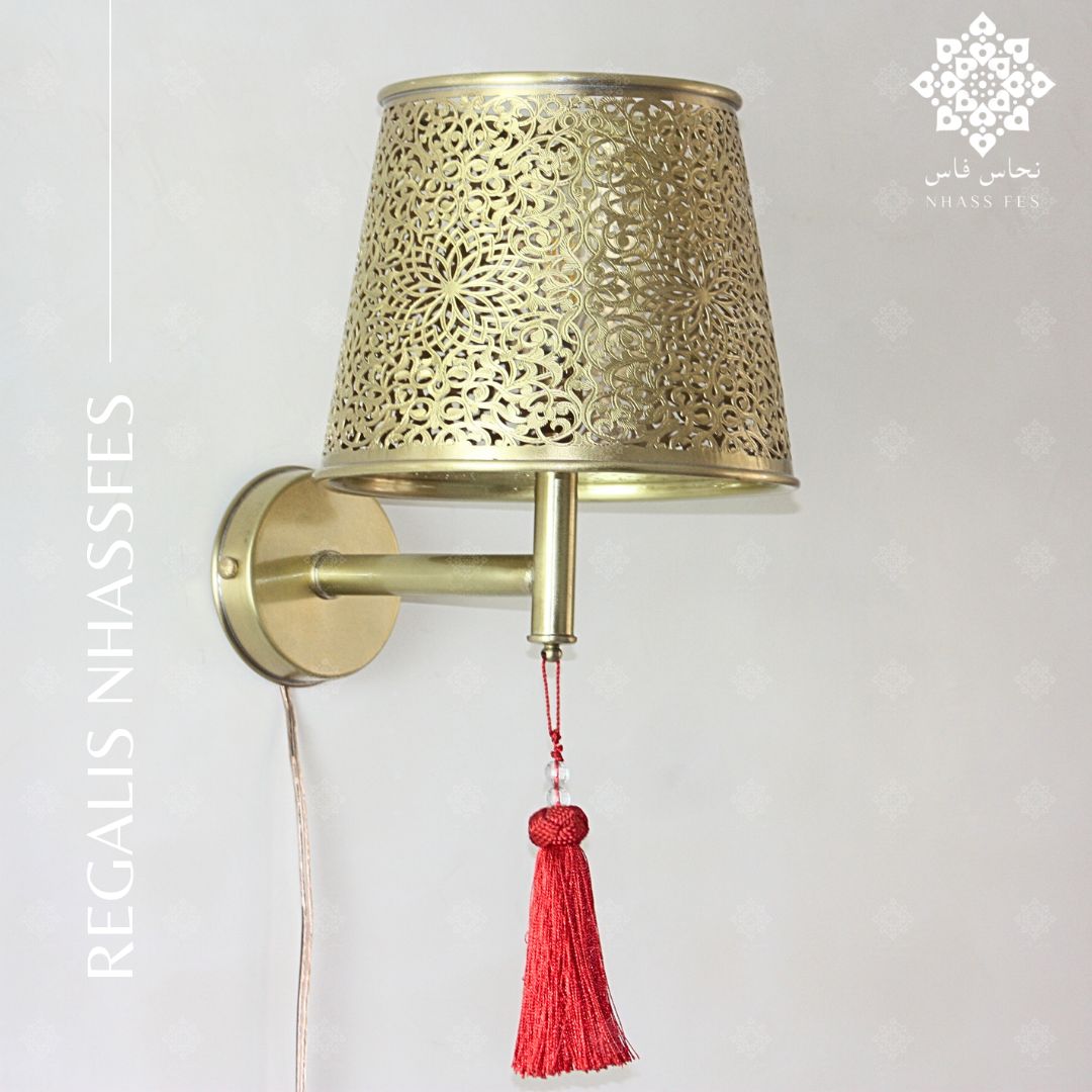 REGALIS - Laminated Brass Wall Lamp with Tassel Pompom