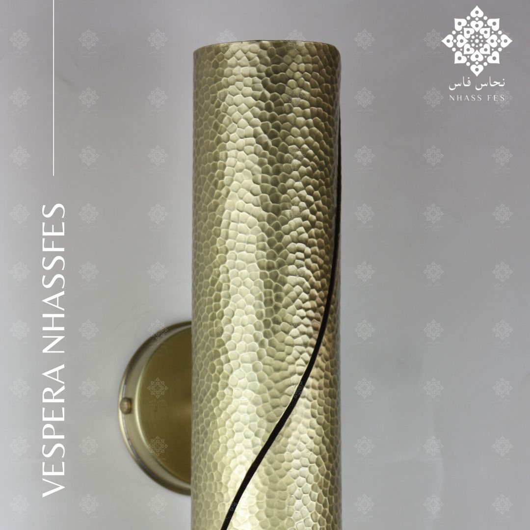 Vespera - Cylindrical wall light in hand-hammered varnished brass